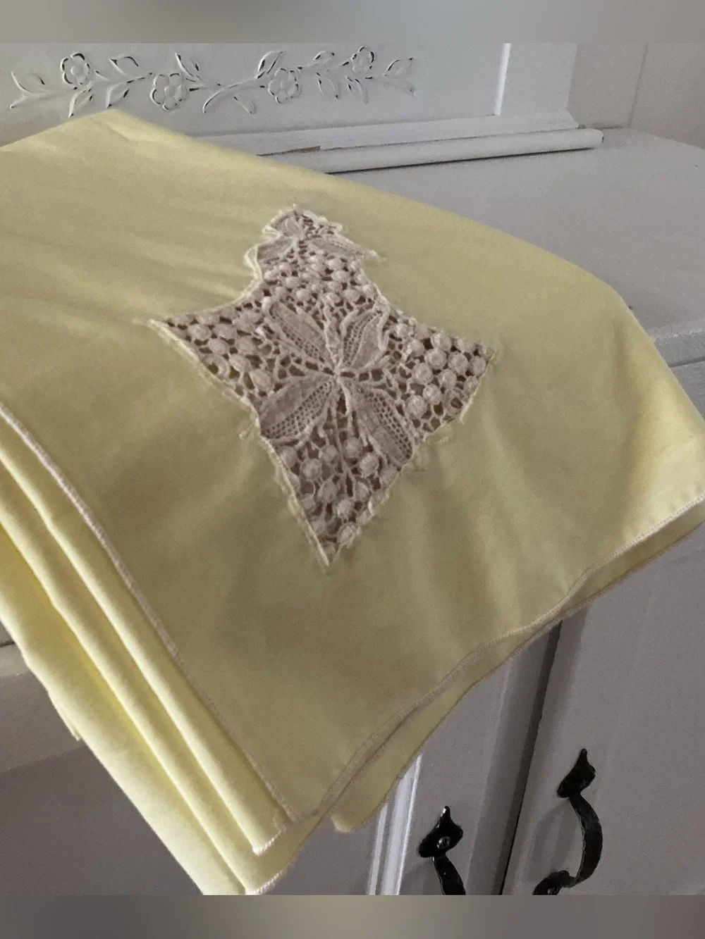 🔹 Antique Hand tatted Lace Lemon-y Linen Tablecloth